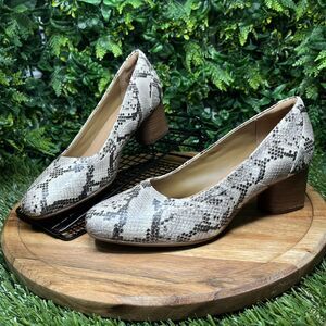 CLARKS UN COSMO STEP‎ Pump Heels 9.5M Natural Snake Print Leather Comfort 1682